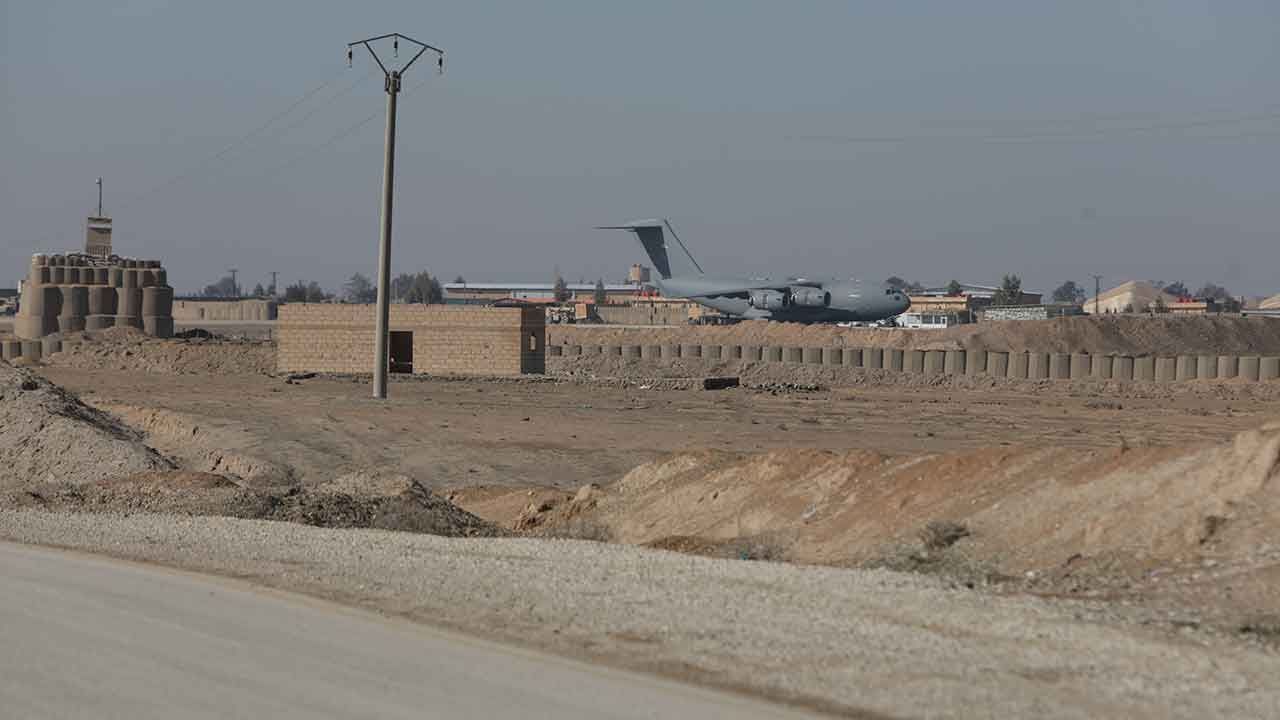 Foto - Türkiye'nin yanı başında sıcak saatler: Kargo uçaklarının biri gidiyor biri geliyor, helikopterler uçuyor