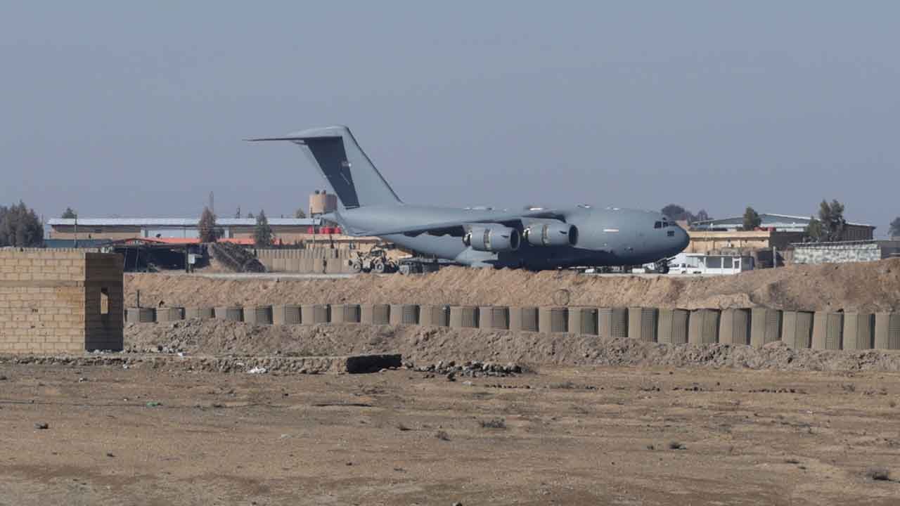 Foto - Türkiye'nin yanı başında sıcak saatler: Kargo uçaklarının biri gidiyor biri geliyor, helikopterler uçuyor