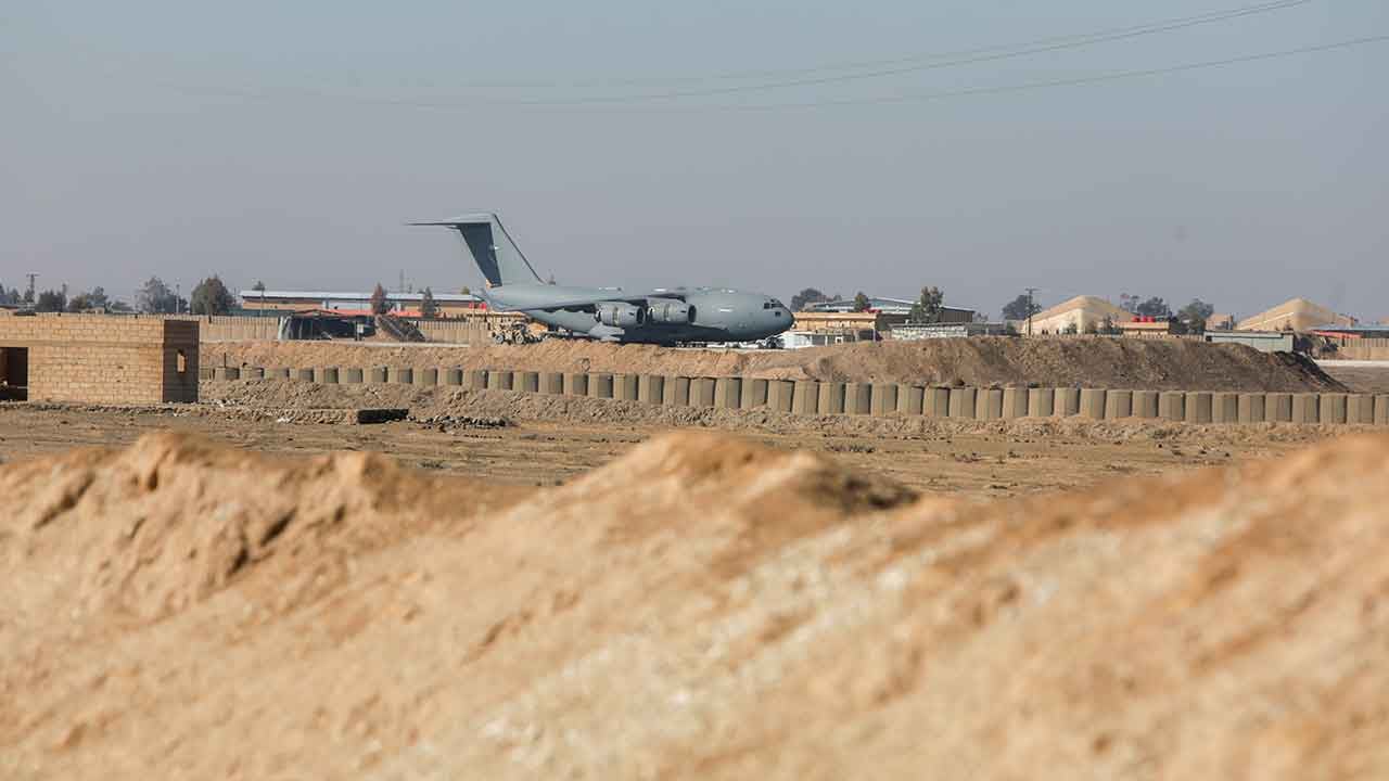 Foto - Türkiye'nin yanı başında sıcak saatler: Kargo uçaklarının biri gidiyor biri geliyor, helikopterler uçuyor