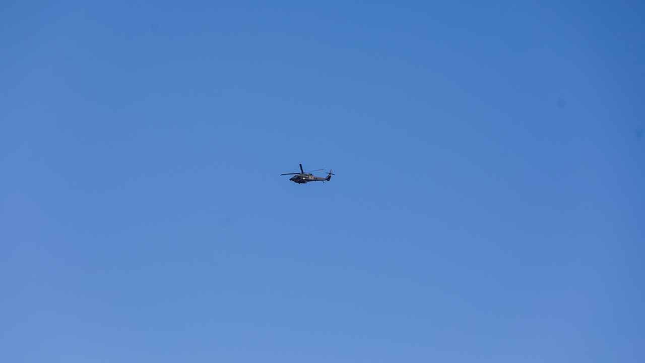 Foto - Türkiye'nin yanı başında sıcak saatler: Kargo uçaklarının biri gidiyor biri geliyor, helikopterler uçuyor