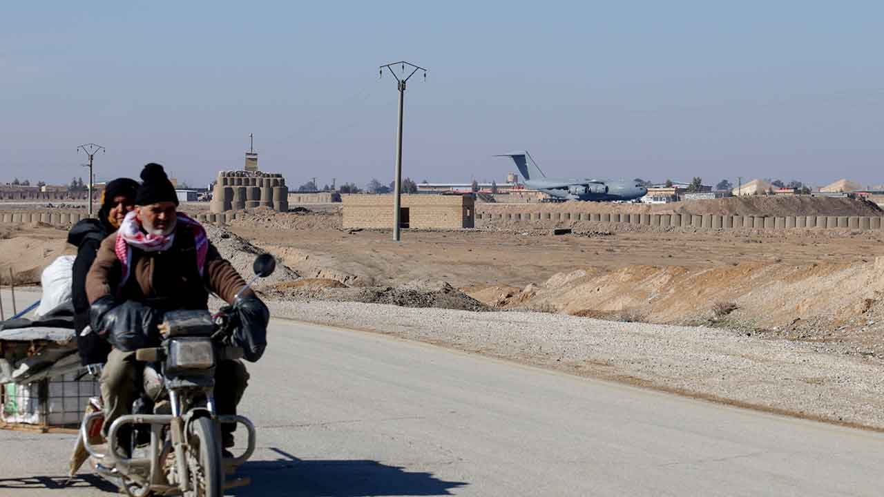 Foto - Türkiye'nin yanı başında sıcak saatler: Kargo uçaklarının biri gidiyor biri geliyor, helikopterler uçuyor