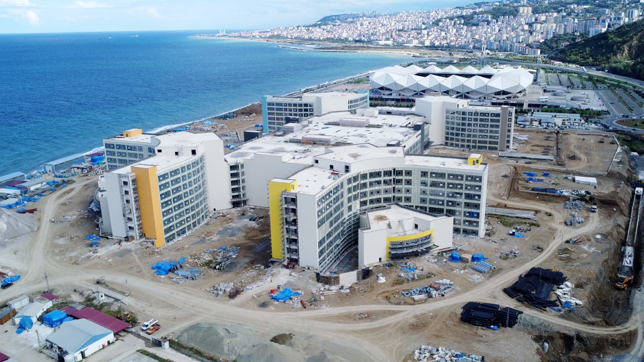Foto - Türkiye’nin yüz ölçümünü 400 dönüm büyüten dev sağlık üssünde sona gelindi: Trabzon Şehir Hastanesi’nin yüzde 80’i tamamlandı. 