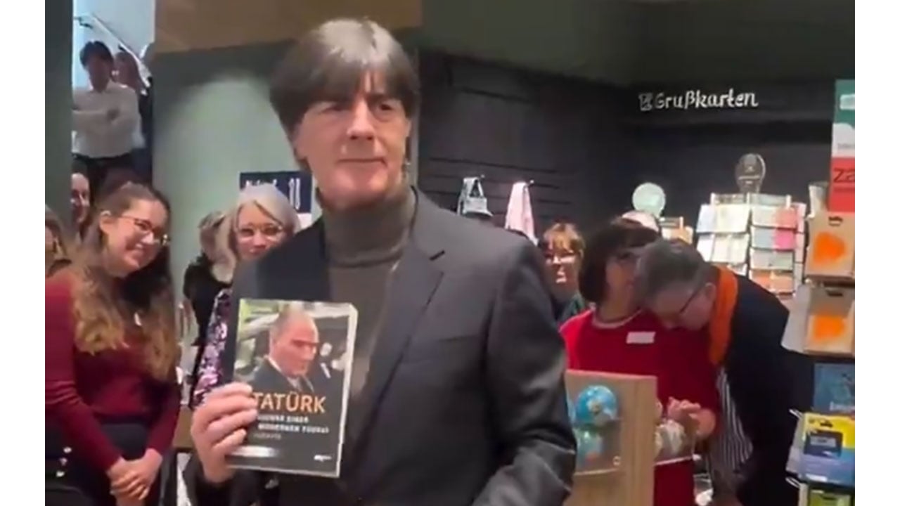 Foto - Türkiye’ye dönmek mi istiyor? Mide bulandıran hareketleriyle tanınan Löw’den ‘Mustafa Kemal’ edebiyatı