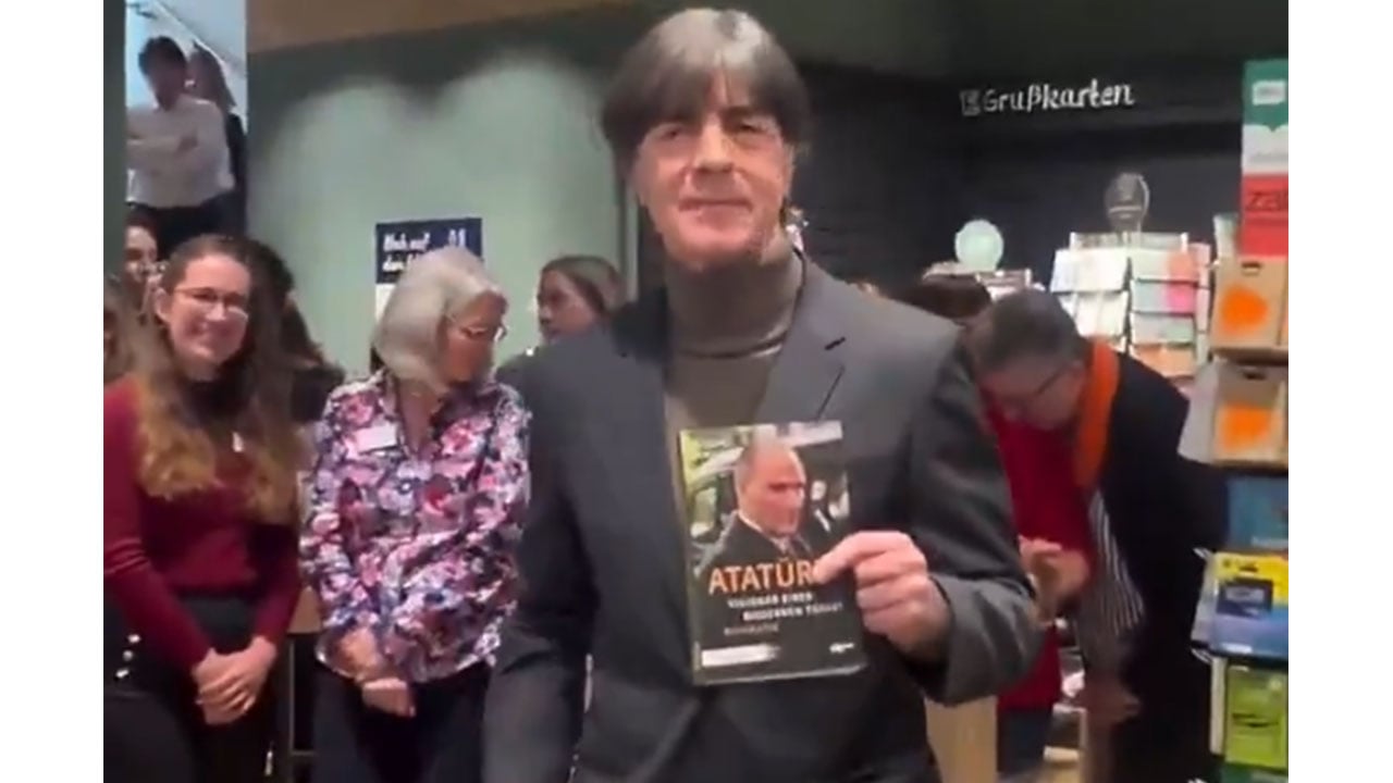 Foto - Türkiye’ye dönmek mi istiyor? Mide bulandıran hareketleriyle tanınan Löw’den ‘Mustafa Kemal’ edebiyatı