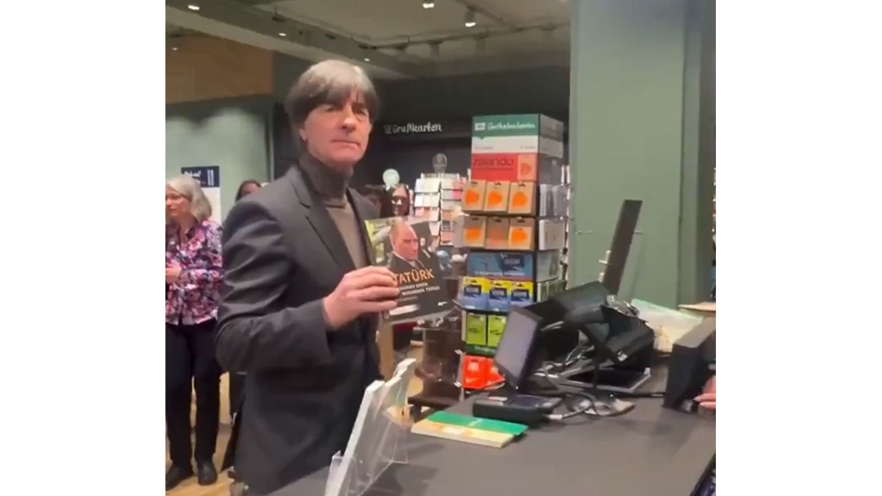 Foto - Türkiye’ye dönmek mi istiyor? Mide bulandıran hareketleriyle tanınan Löw’den ‘Mustafa Kemal’ edebiyatı