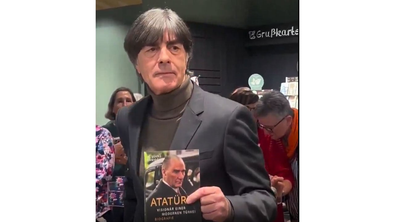 Foto - Türkiye’ye dönmek mi istiyor? Mide bulandıran hareketleriyle tanınan Löw’den ‘Mustafa Kemal’ edebiyatı