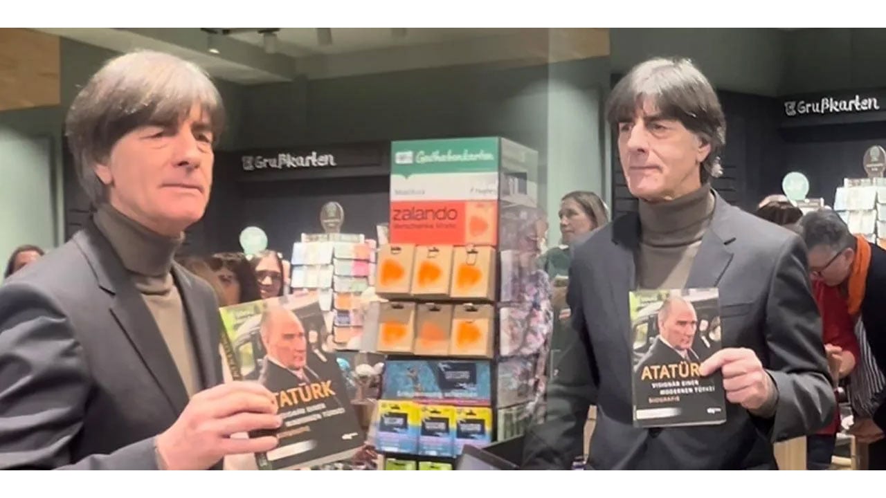 Foto - Türkiye’ye dönmek mi istiyor? Mide bulandıran hareketleriyle tanınan Löw’den ‘Mustafa Kemal’ edebiyatı