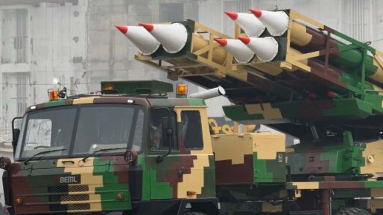 Foto - Türkiye’ye kafa tutuyorlardı! İsrail’den yardım aldılar, 300 kilometre menzilli füzeyi tanıttılar