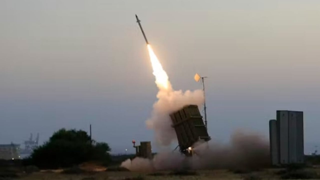 Foto - Türkiye’ye kafa tutuyorlardı! İsrail’den yardım aldılar, 300 kilometre menzilli füzeyi tanıttılar