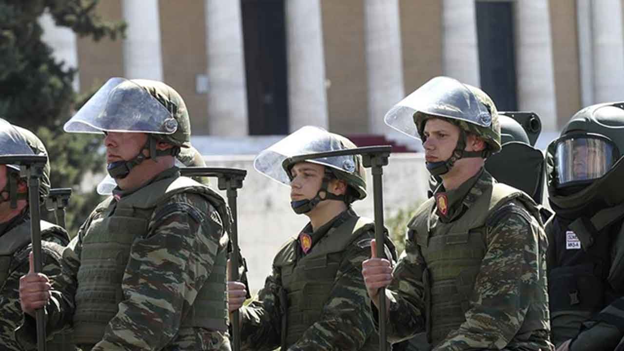 Foto - Türkiye'ye karşı deli gibi silahlanıyorlardı! Askerler bir bir istifa etmeye başladı