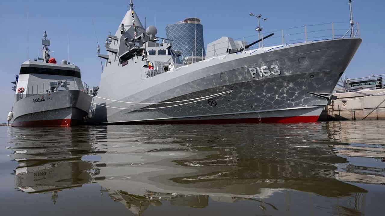 Foto - 'Türkiye'ye karşı savaş gemisi alıyoruz' diyorlardı! Gemileri daha tersanedeyken alev aldı