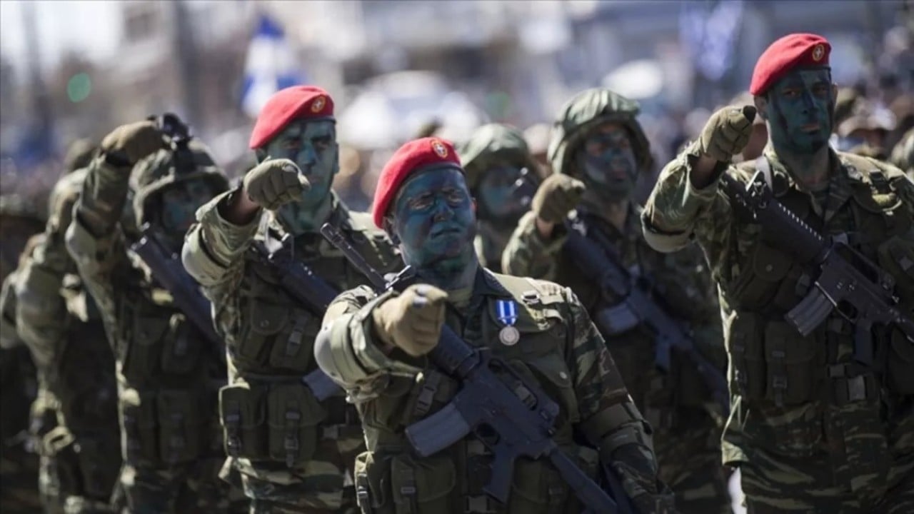 Foto - Türkiye'ye savaş açan ülkede askerler hükümete başkaldırdı! Binlercesi sokağa iniyor