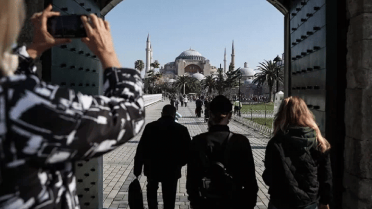 Akın akın Türkiye'ye geliyorlar! Trafik yarı yarıya arttı!