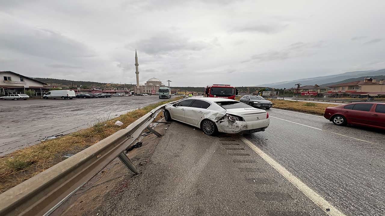 Foto - Turuncu kodla uyarılan ilçede facia! Kuvvetli yağış D100'ü savaş alanına çevirdi!