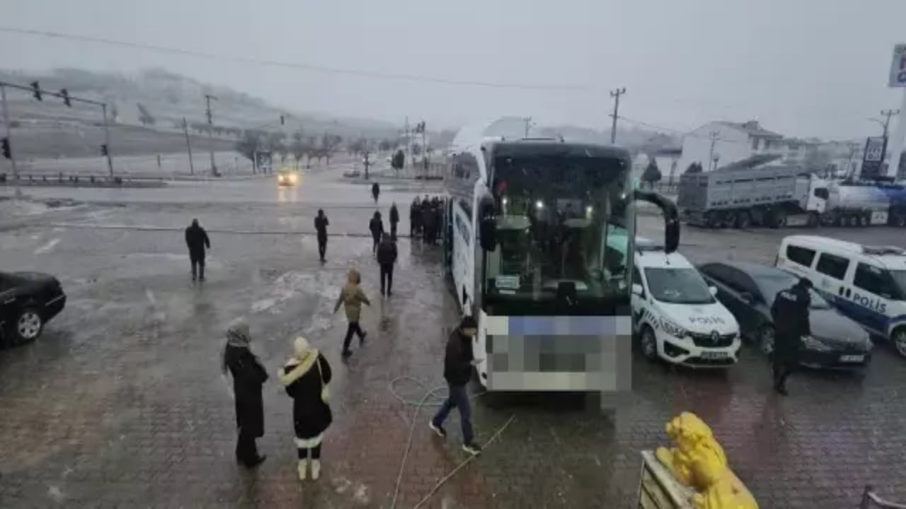 Foto - Tuvalet için otobüsten inen yolcunun hareketi, koca bir ilçeyi karıştırdı: "Getirin kafasına sıkayım"