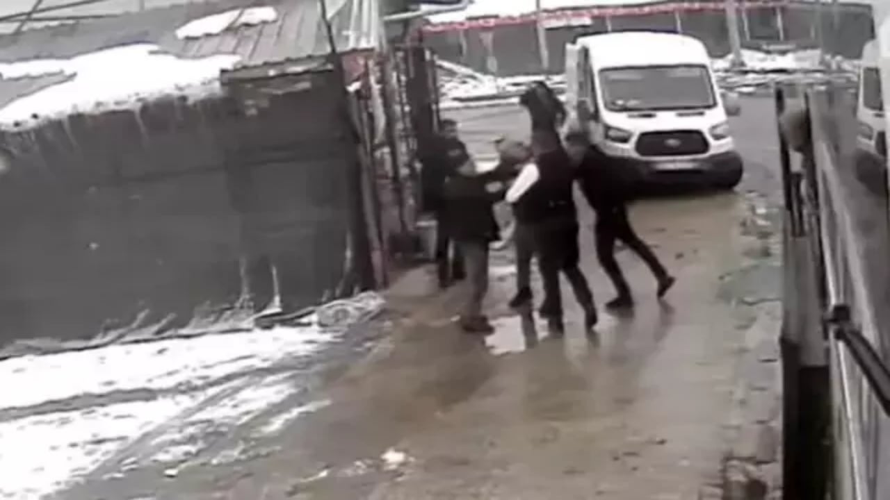 Foto - Tuvalet için otobüsten inen yolcunun hareketi, koca bir ilçeyi karıştırdı: "Getirin kafasına sıkayım"