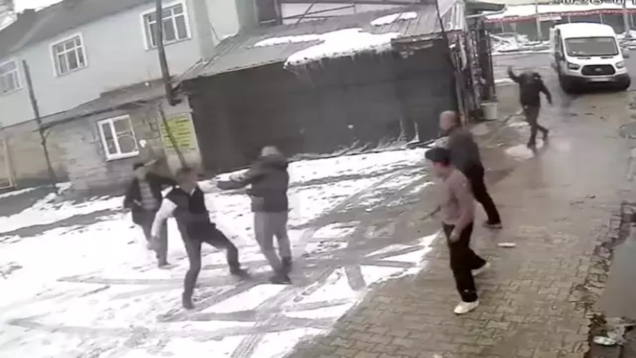 Foto - Tuvalet için otobüsten inen yolcunun hareketi, koca bir ilçeyi karıştırdı: "Getirin kafasına sıkayım"