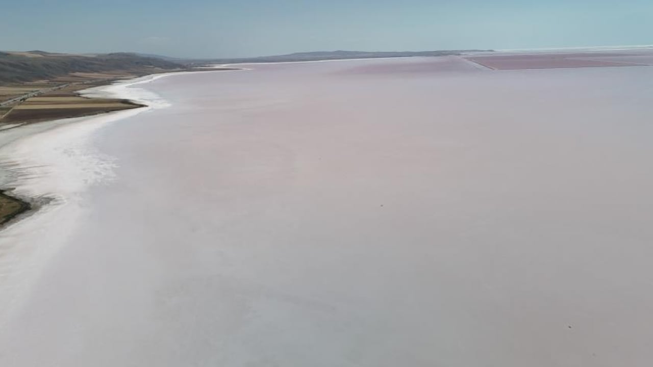 Foto - Tuz Gölü’nde pembe manzara! Yerli ve yabancı turistlerin ilgi odağı oldu