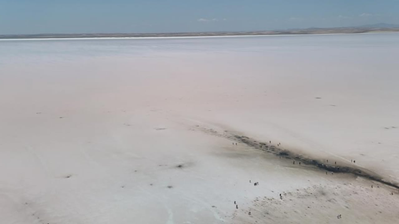 Tuz Gölü’nde pembe manzara! Yerli ve yabancı turistlerin ilgi odağı oldu