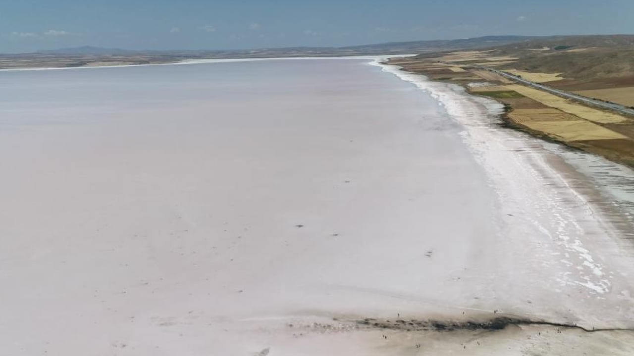 Foto - Tuz Gölü’nde pembe manzara! Yerli ve yabancı turistlerin ilgi odağı oldu