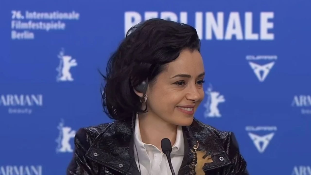 Foto - Tuzaklarını başlarına çaldı! Ünlü oyuncu Özgü Namal’dan, Almanya’da alkışlanan "Türkiye" çıkışı