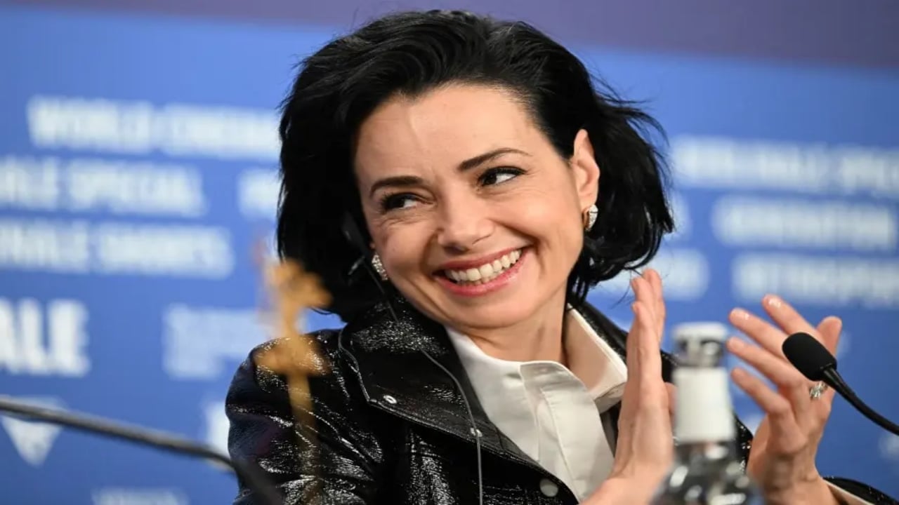 Tuzaklarını başlarına çaldı! Ünlü oyuncu Özgü Namal’dan, Almanya’da alkışlanan "Türkiye" çıkışı