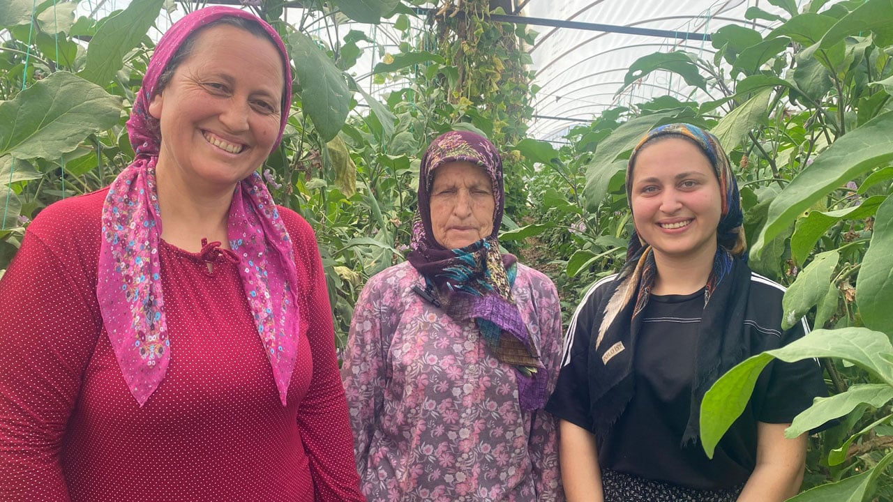 Foto - Üç kuşağın hayat mücadelesi! Anneanne, anne ve torun aynı serada
