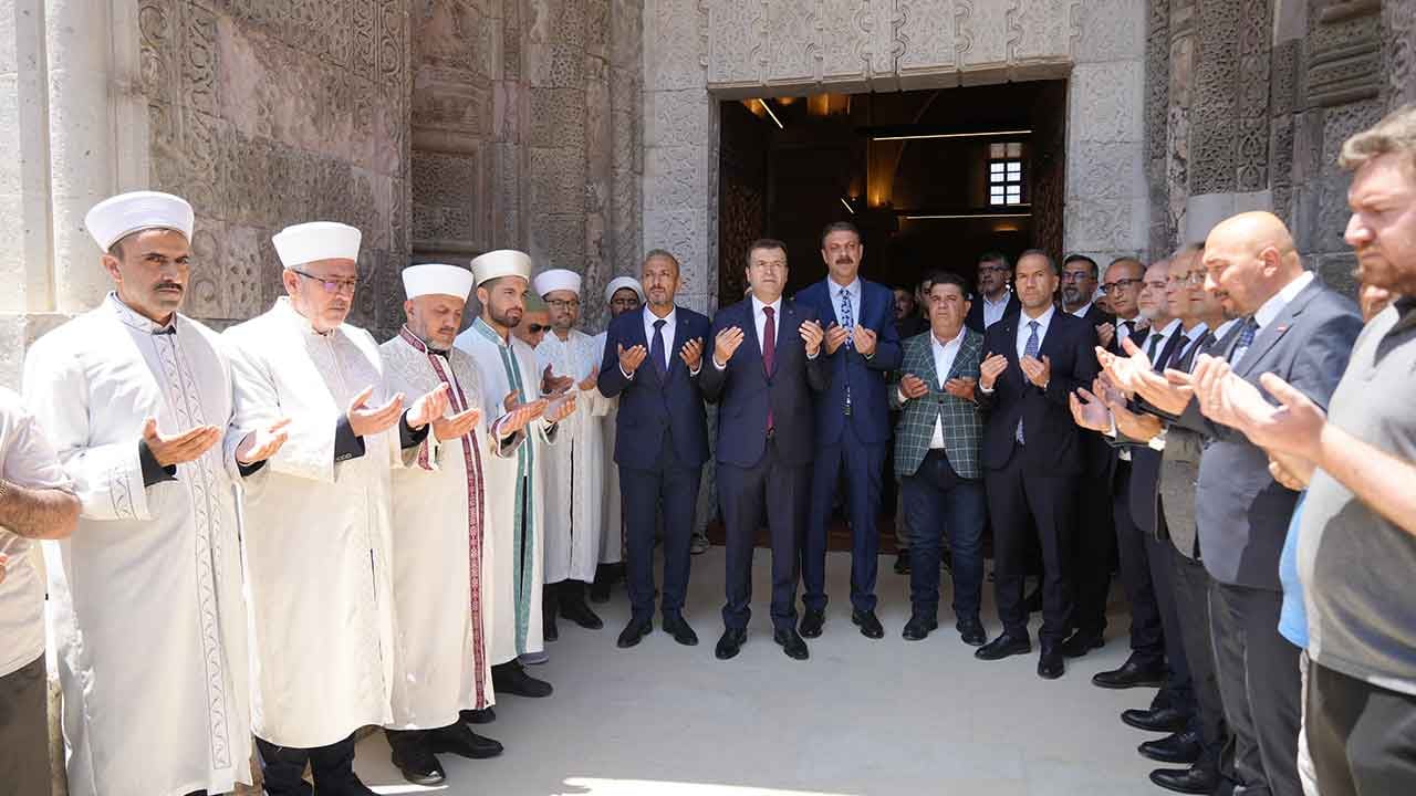 Foto - Üç yıldır kapalıydı: 691 yıllık camide mutlu son