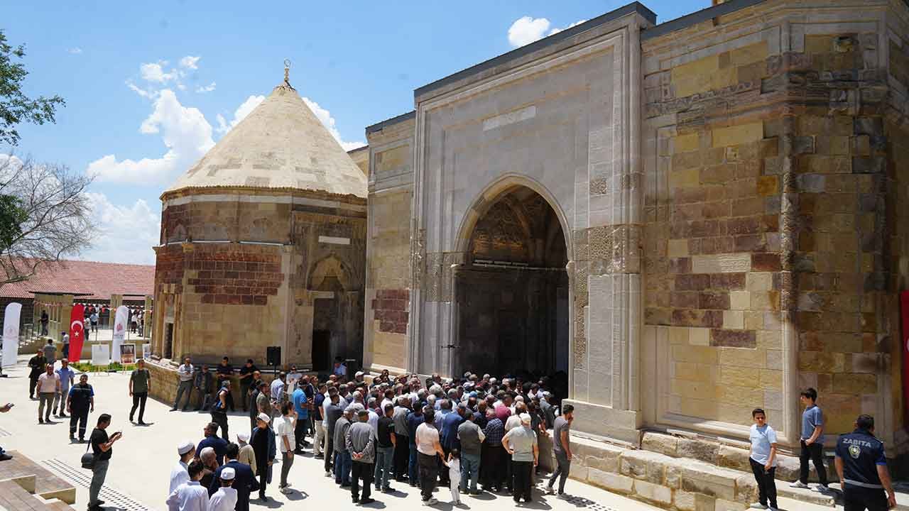 Foto - Üç yıldır kapalıydı: 691 yıllık camide mutlu son