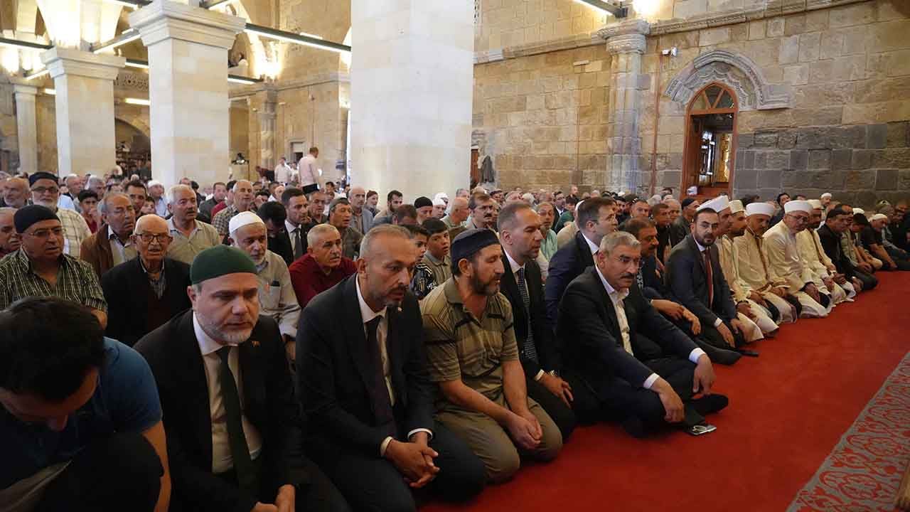 Foto - Üç yıldır kapalıydı: 691 yıllık camide mutlu son