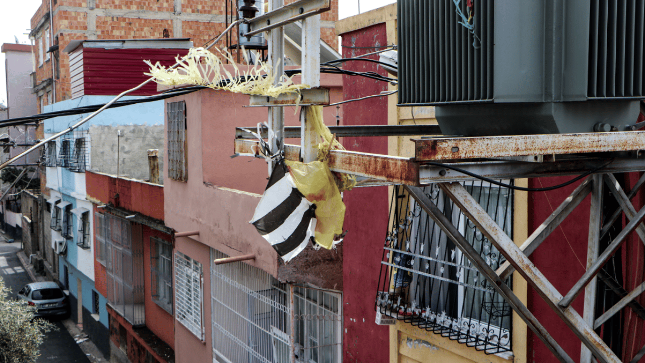 Foto - Uçurtma yüzünden canından oluyordu! Babadan ihmal iddiası!