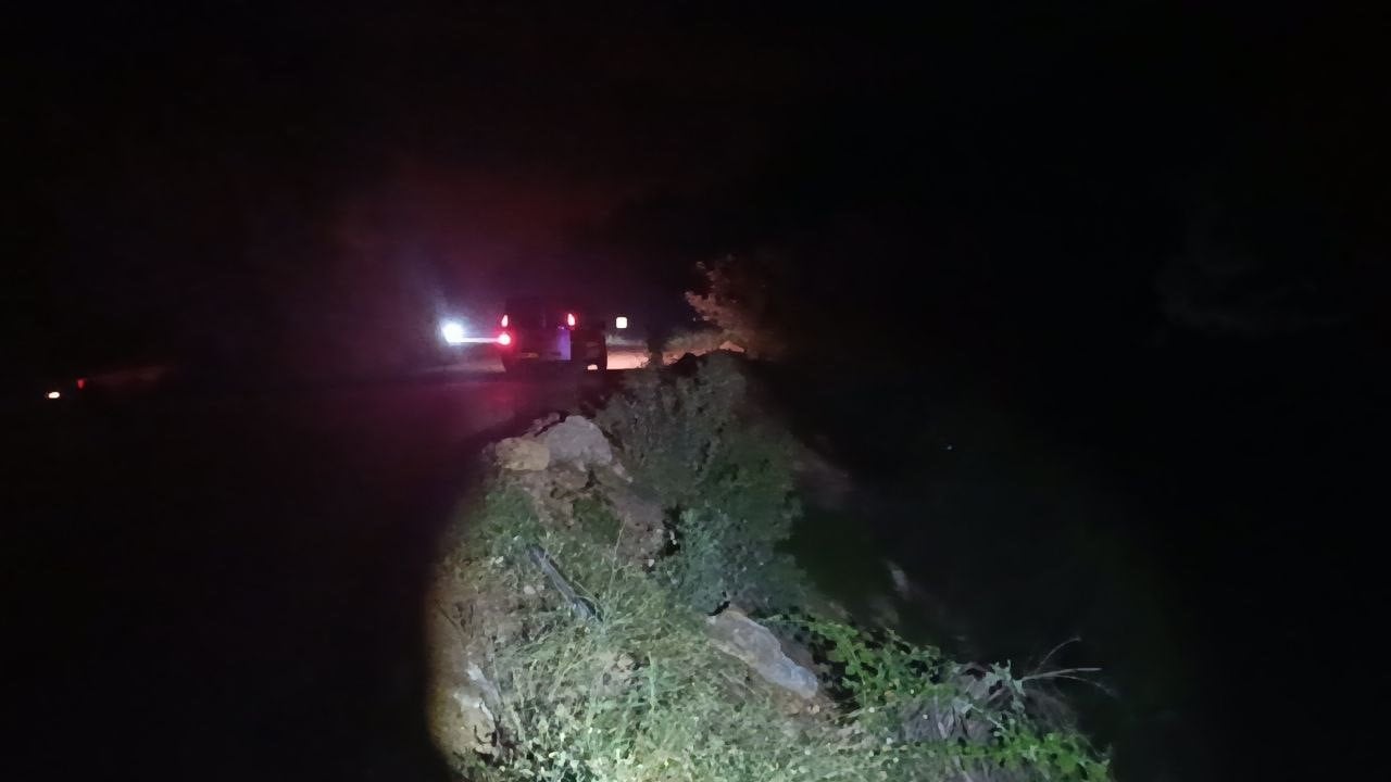 Foto - Uçuruma yuvarlanan otomobili fark ettiler! Jandarma dikkati sayesinde ormanlık alanda can pazarı!