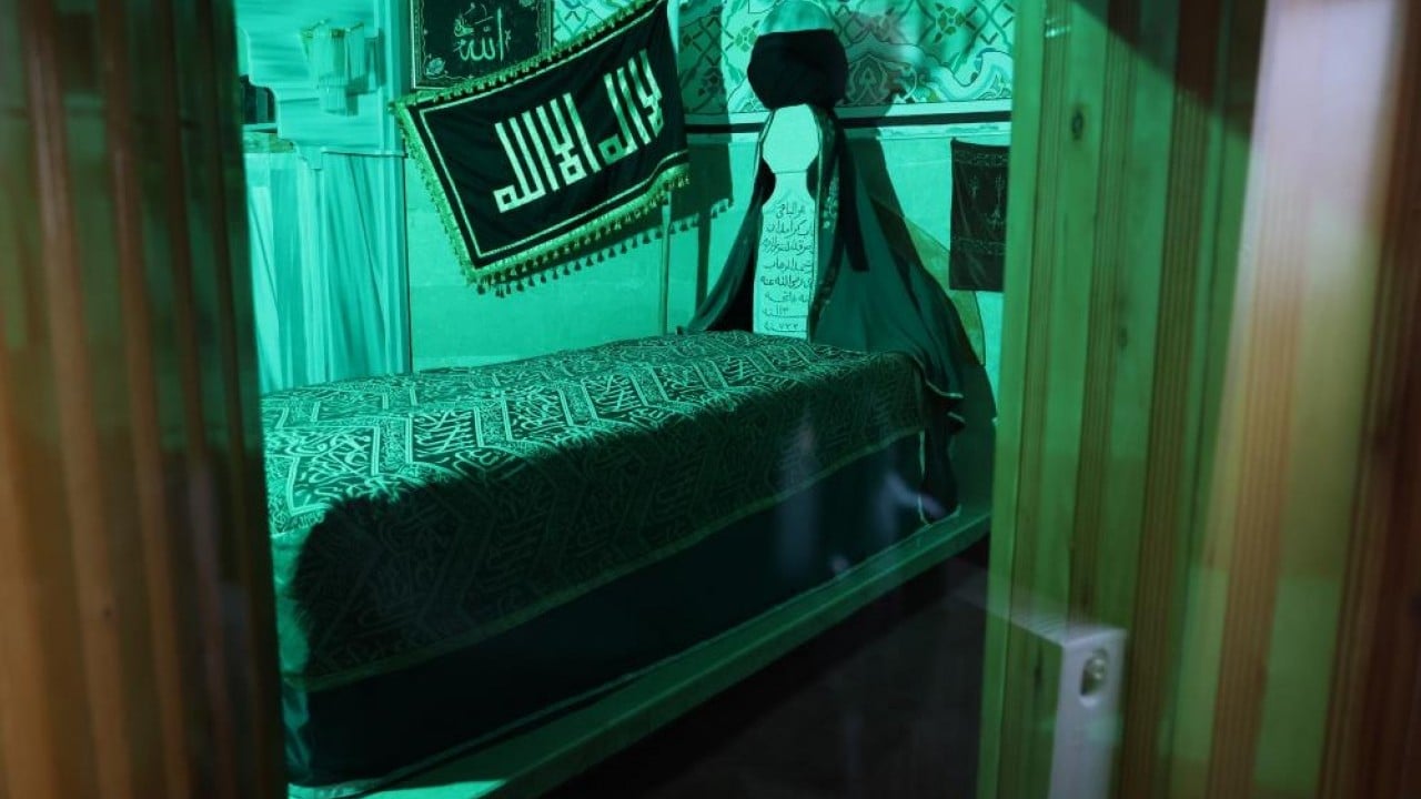 Foto - Uçurumun kıyısında bir türbe! Her Cuma ziyaretçilerini ağırlıyor