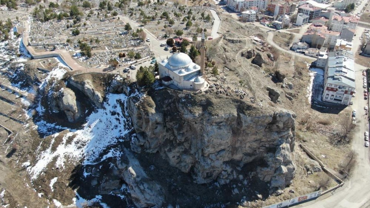 Foto - Uçurumun kıyısında bir türbe! Her Cuma ziyaretçilerini ağırlıyor