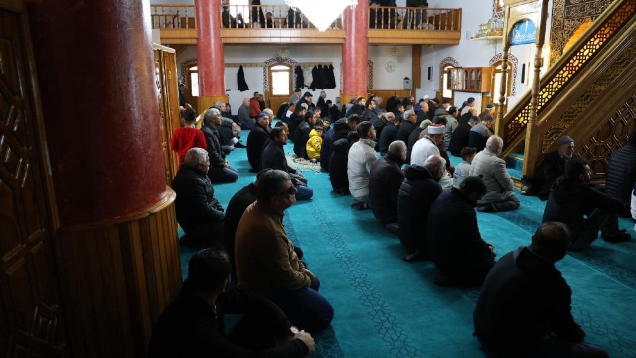 Foto - Uçurumun kıyısında bir türbe! Her Cuma ziyaretçilerini ağırlıyor