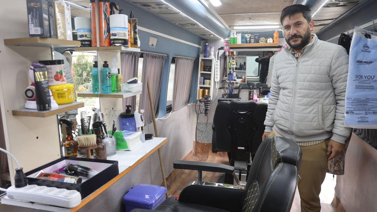 Foto - Ulaşım olmayan yerlere tıraş hizmeti! Minibüsü berber dükkanına çevirdiler