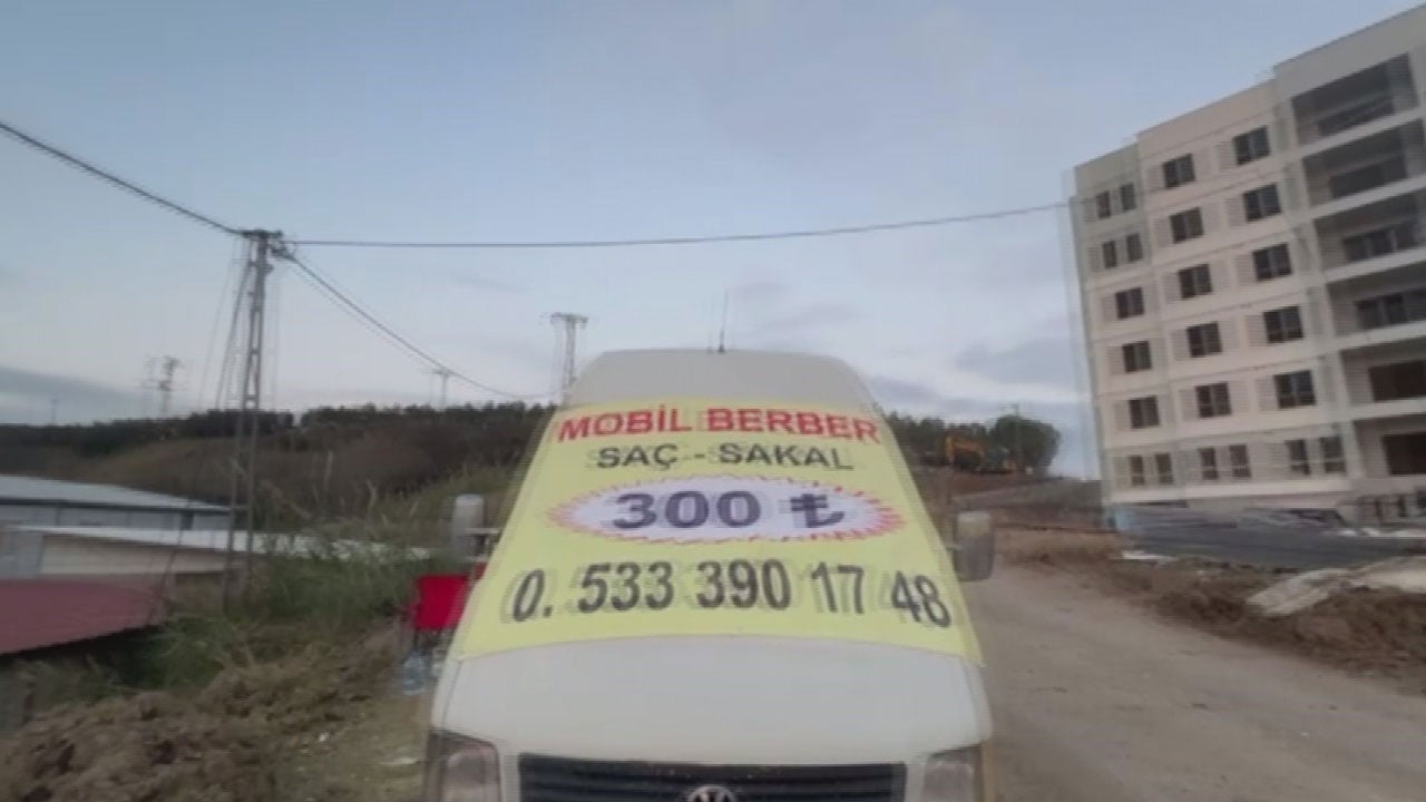 Foto - Ulaşım olmayan yerlere tıraş hizmeti! Minibüsü berber dükkanına çevirdiler