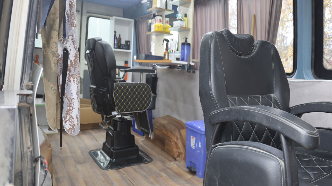 Foto - Ulaşım olmayan yerlere tıraş hizmeti! Minibüsü berber dükkanına çevirdiler