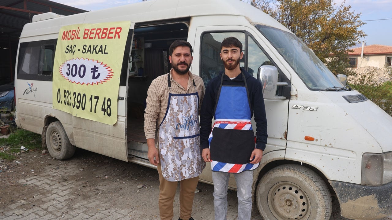 Foto - Ulaşım olmayan yerlere tıraş hizmeti! Minibüsü berber dükkanına çevirdiler