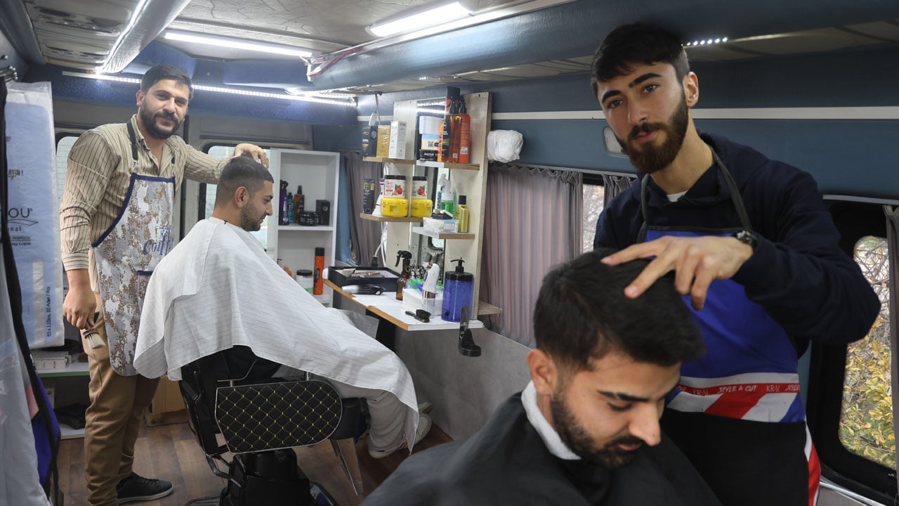 Ulaşım olmayan yerlere tıraş hizmeti! Minibüsü berber dükkanına çevirdiler