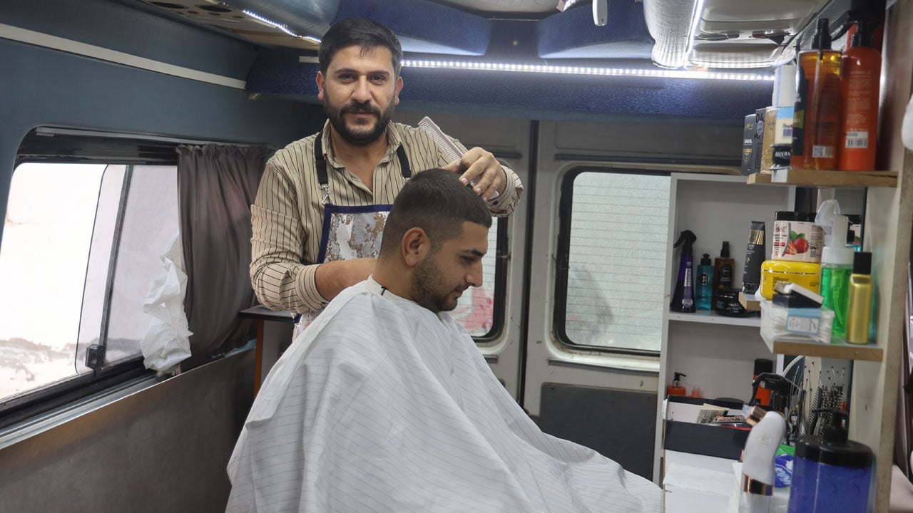 Foto - Ulaşım olmayan yerlere tıraş hizmeti! Minibüsü berber dükkanına çevirdiler