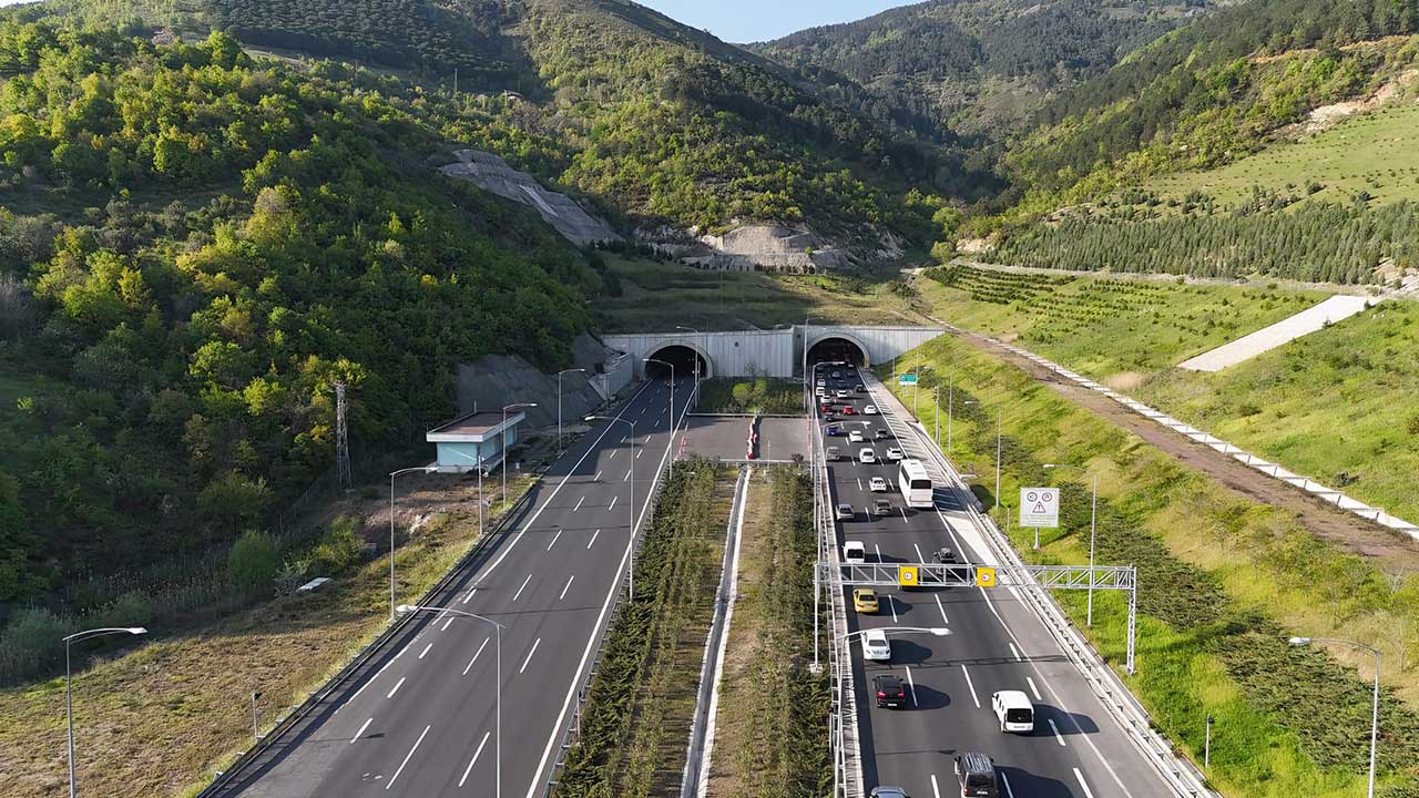 Foto - Ulaştırma ve Altyapı Bakanı Abdulkadir Uraloğlu: 1 yılda otoyol ve köprülerden 1,1 milyar araç geçti