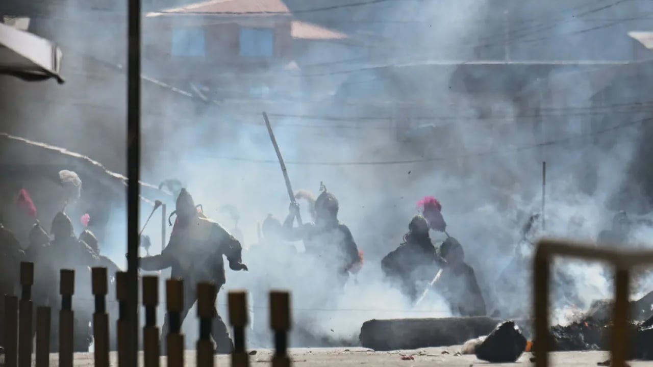 Foto - Ülke yangın yerine döndü! Kamyonlarla yolları kapattılar!