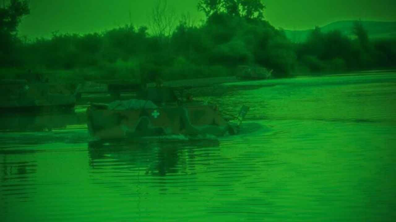 Foto - Ülkede araçların trafiği çıkması, hayvanların otlatılması yasaklandı: Savaş tankları Türkiye'ye karşı harekete geçecek