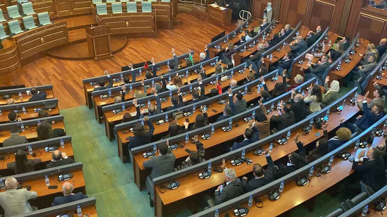 Foto - Ülkede hükümetin kemer sıkma politikalarına destek verdiler: Milletvekilleri zamdan vazgeçti