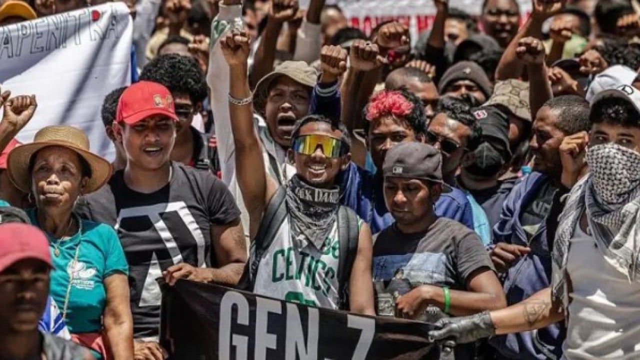 Foto - Cumhurbaşkanı başka ülkeye kaçmıştı: Ordu yönetime el koydu! 