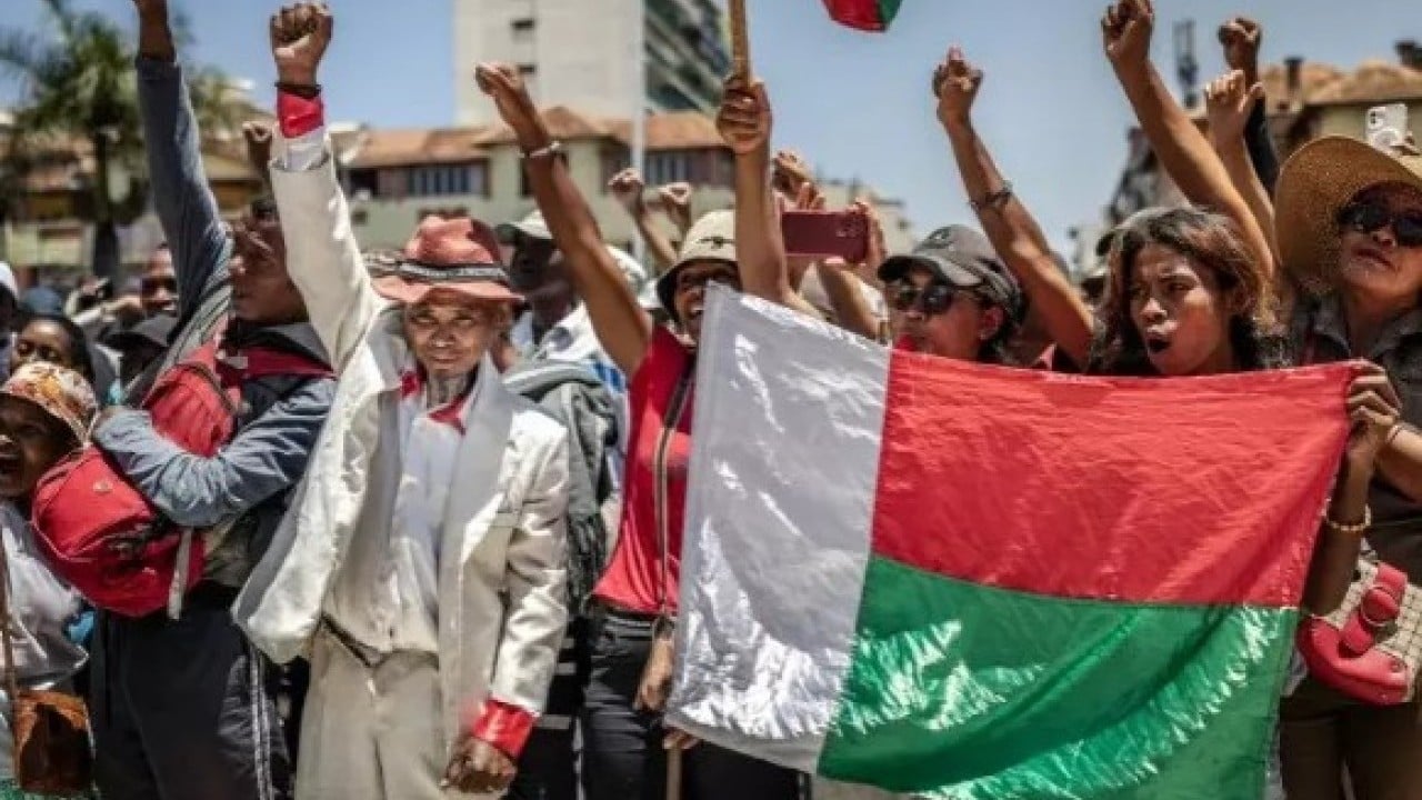 Foto - Cumhurbaşkanı başka ülkeye kaçmıştı: Ordu yönetime el koydu! 