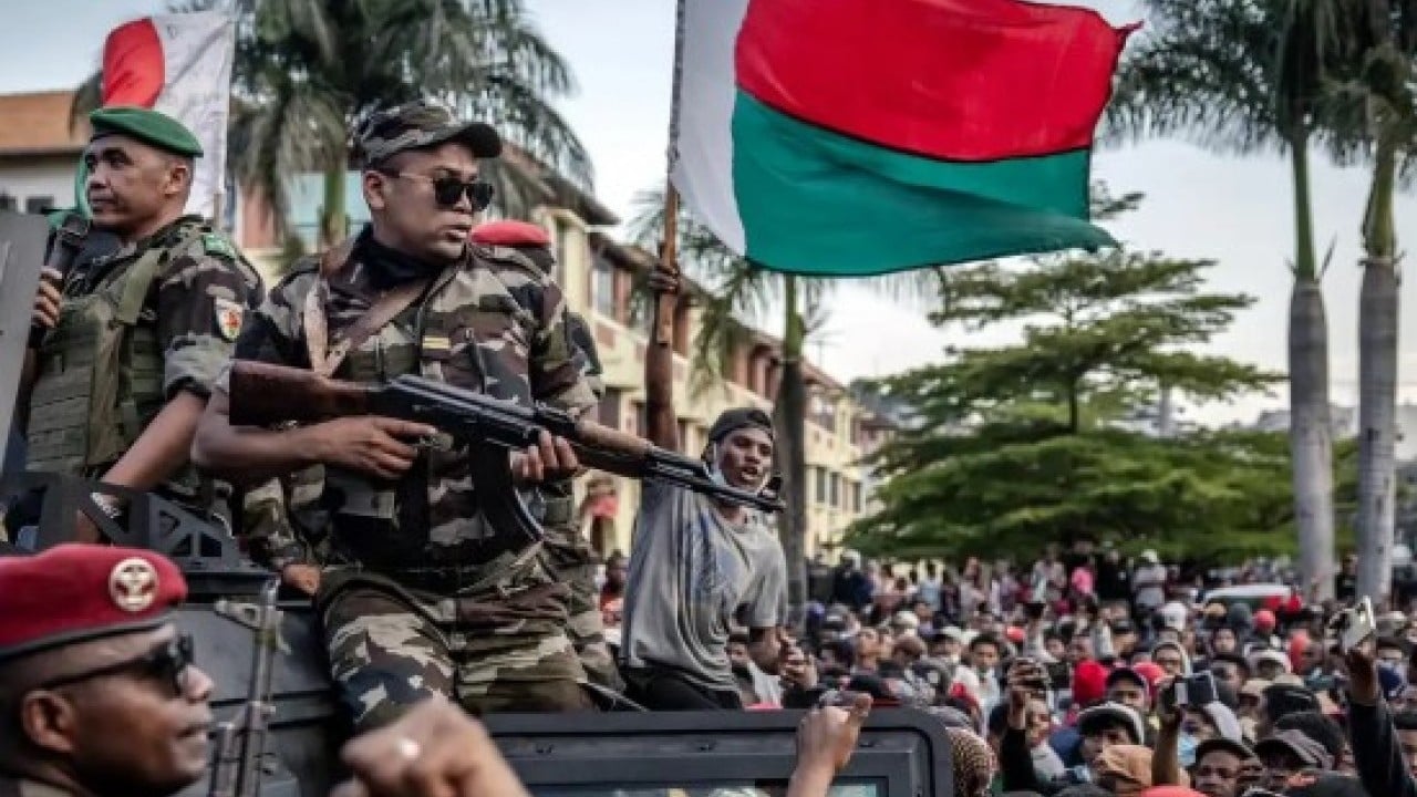 Foto - Cumhurbaşkanı başka ülkeye kaçmıştı: Ordu yönetime el koydu! 