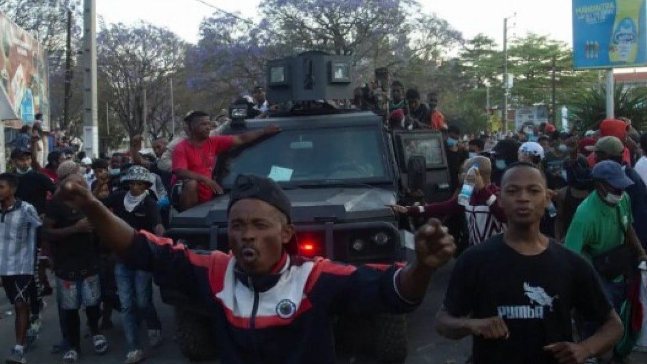 Foto - Cumhurbaşkanı başka ülkeye kaçmıştı: Ordu yönetime el koydu! 
