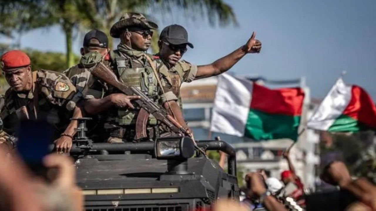 Foto - Cumhurbaşkanı başka ülkeye kaçmıştı: Ordu yönetime el koydu! 